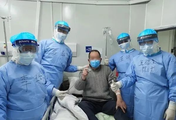 王福生院士和醫(yī)療人員 王福生院士和醫(yī)療人員