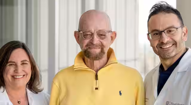 保羅·埃德蒙茲(Paul Edmonds)(中)自從經(jīng)過一項(xiàng)特殊治療后,癌癥和艾滋病毒均已痊愈 保羅·埃德蒙茲(Paul Edmonds)(中)自從經(jīng)過一項(xiàng)特殊治療后,癌癥和艾滋病毒均已痊愈