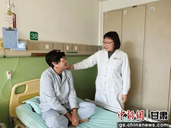 圖為聯勤保障部隊第940醫院血液科主任醫師張茜了解患者病情。