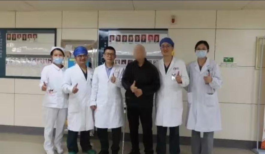 湘雅醫(yī)院功能神經(jīng)外科主任楊治權(quán)教授團(tuán)隊(duì)成功進(jìn)行了全球首例干細(xì)胞治療腦梗塞臨床受試者給藥。 湘雅醫(yī)院功能神經(jīng)外科主任楊治權(quán)教授團(tuán)隊(duì)成功進(jìn)行了全球首例干細(xì)胞治療腦梗塞臨床受試者給藥。