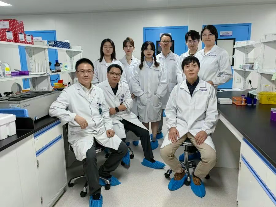 研發團隊（前排左一為殷浩，前排右一為程新）